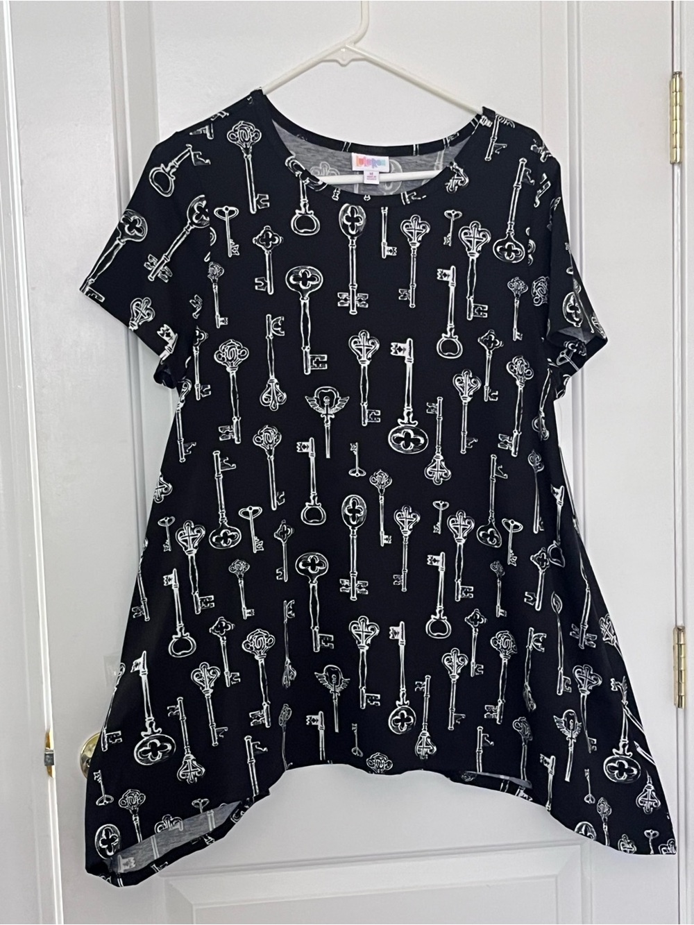 LuLaRoe Black short sleeve Tee Shirt White Key Print shark bite hem Sz M NWT